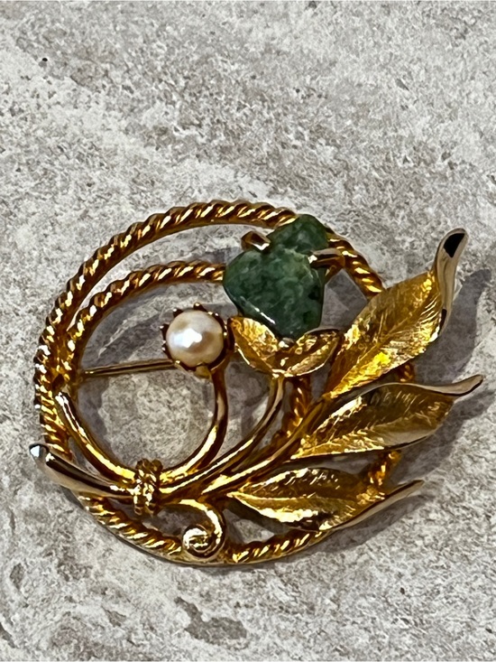 Sarah Coventry Jewelry - Vintage 1960s.Sarah Coventry Jade Garden Jade & Pearl Brooch